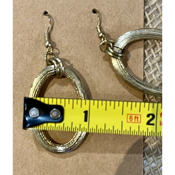 LARGE GOLD TONE METAL OVAL HOOP DANGLE EARRINGS - Picture 5 of 5